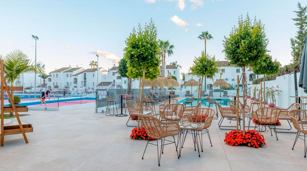 Terraza + Piscina - Residencia Deportiva Rozarossa