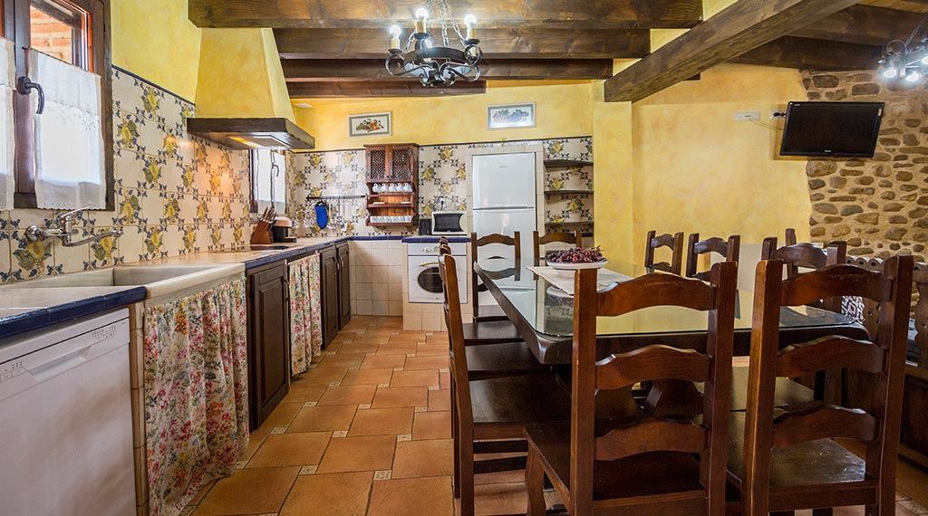 Salón comedor rústico de la casa rural