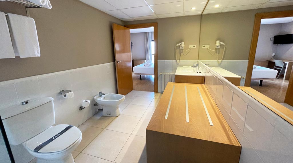 Baño habitación del Zenit Calahorra