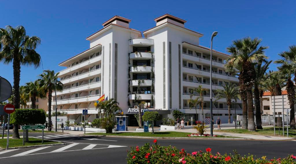 Fachada del Hotel-Apartamentos Andorra en Tenerife