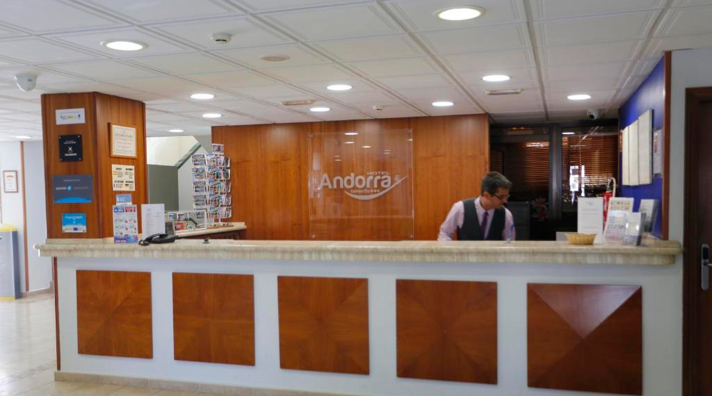 Recepción del Hotel-Apartamentos Andorra en Costa Adeje