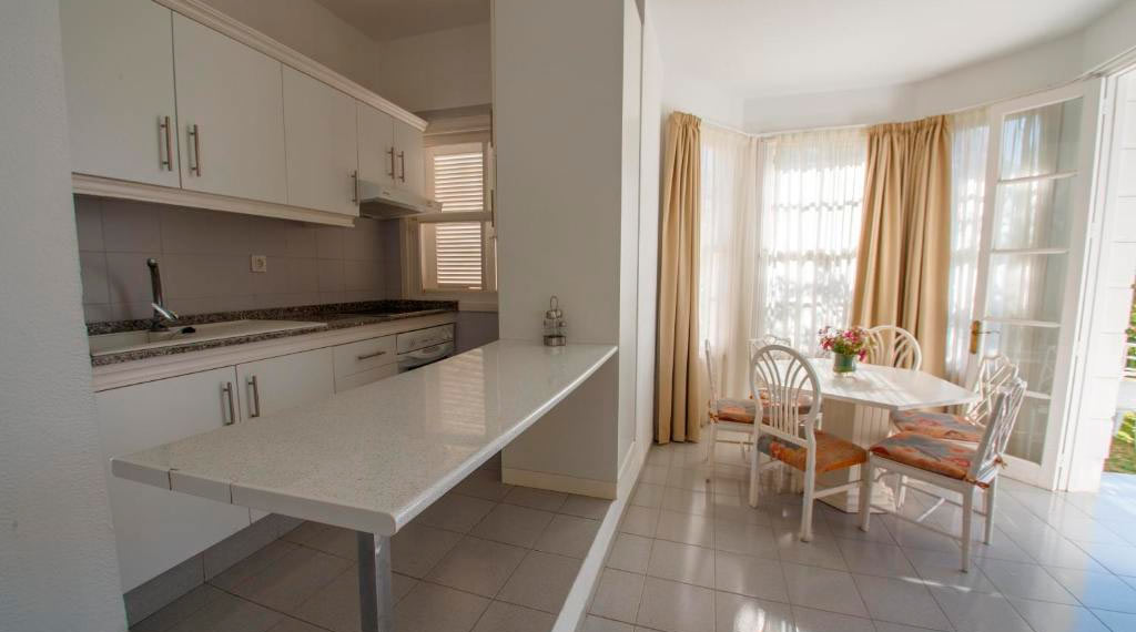 Cocina apartamento del Lagos de Fañabé Beach Resort