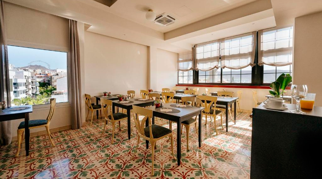 Salón desayunos con vistas del Hotel Reverón Plaza