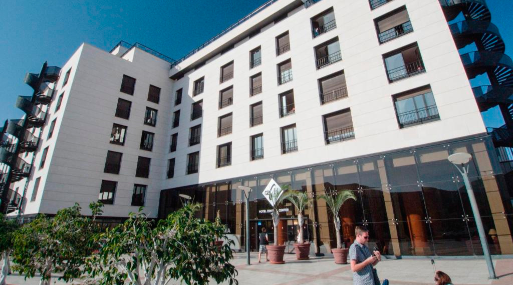 Fachada del Hotel Zentral Center en Tenerife