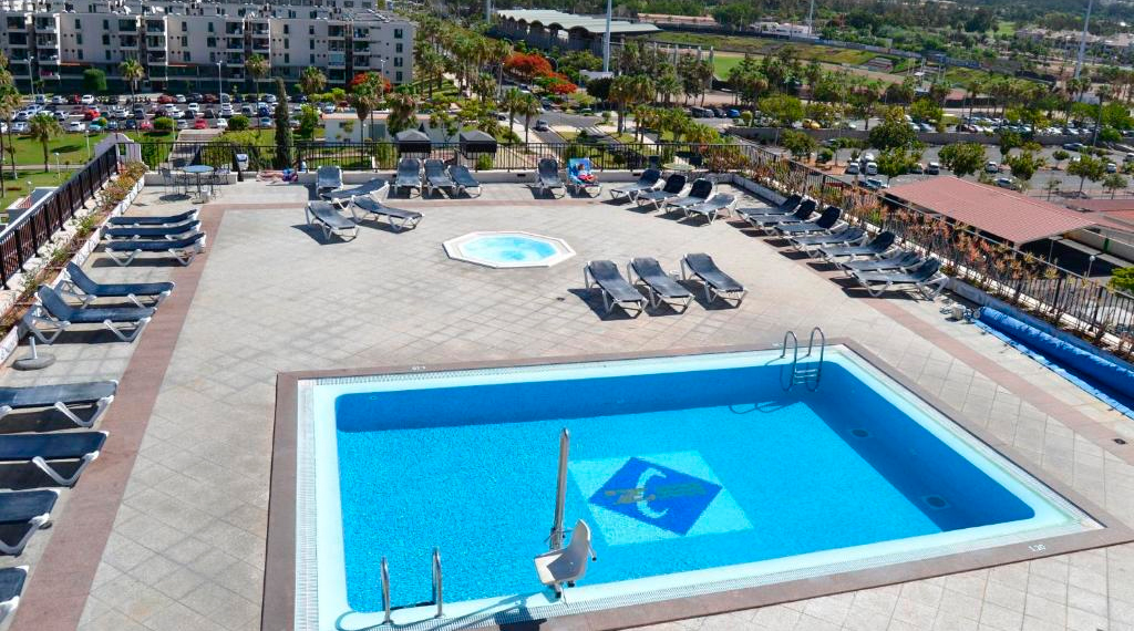 Piscina del Hotel Zentral Center en Costa Adeje